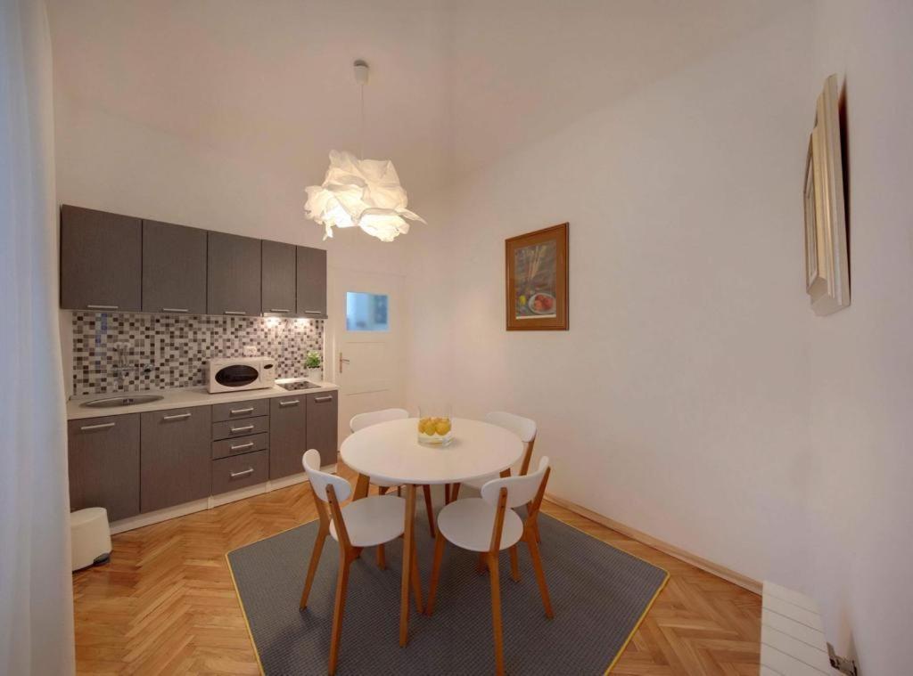 Square 12 Osijek Apartment Exterior photo